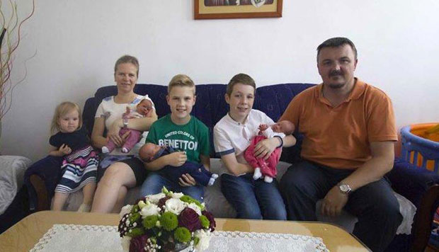 СВЕШТЕНИЧКИ ДОМ КРАСИ ШЕСТОРО ДЕЦЕ: Попадија на свет донела тројке!